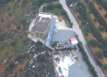 Una foto publicada por las FDI el 27 de diciembre de 2018, muestra los fluidos que el ejército dice que usó para sellar túneles de ataque transfronterizos excavados por Hezbolá que salían de un edificio civil en la aldea sur de Líbano, Kafr Kila. (Portavoz de las FDI)