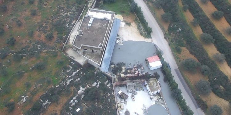 Una foto publicada por las FDI el 27 de diciembre de 2018, muestra los fluidos que el ejército dice que usó para sellar túneles de ataque transfronterizos excavados por Hezbolá que salían de un edificio civil en la aldea sur de Líbano, Kafr Kila. (Portavoz de las FDI)