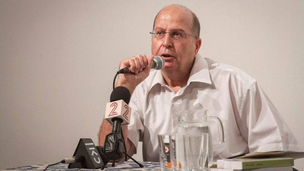El ex ministro de defensa Moshe Ya'alon habla en un evento cultural en Ra'anana el 15 de julio de 2017. (Flash 90)