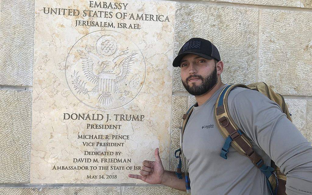 Zachary Zeff frente a la nueva Embajada de los Estados Unidos en Jerusalén. (Cortesía)