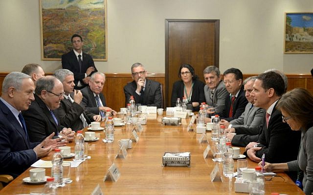 PM Netanyahu, izquierda, reunión con una delegación de ocho parlamentarios brasileños, noviembre de 2015 (GPO)