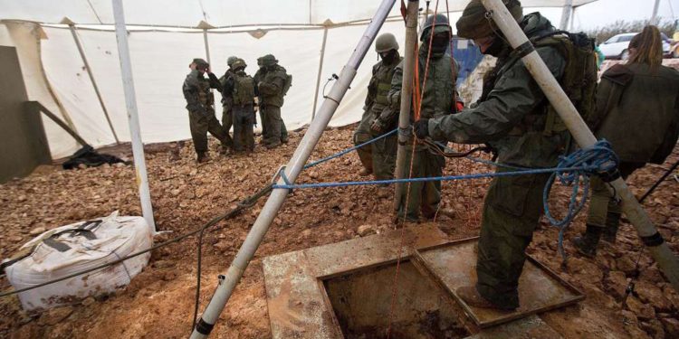 Soldados israelíes parados alrededor de la apertura de un hoyo que conduce a un túnel que fue excavado por el grupo terrorista Hezbolá a través de la frontera entre Israel y el Líbano, cerca de Metulla, el 19 de diciembre de 2018. (AP Photo / Sebastian Scheiner)