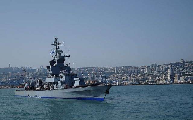 Archivo: Un bote de misiles de clase Sa'ar 4.5 sale del puerto de Haifa por delante de la flotilla de la Marina israelí en honor al 70º Día de la Independencia de Israel el 19 de abril de 2018. (Judah Ari Gross / Times of Israel)