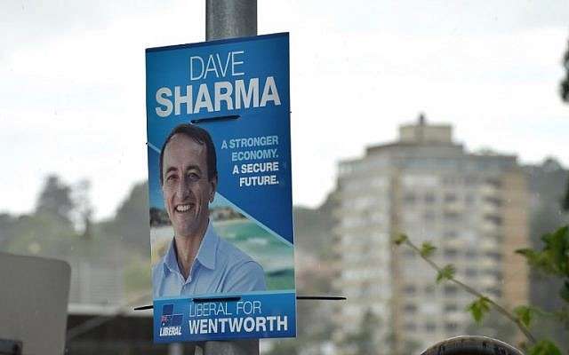 Un cartel electoral del candidato liberal Dave Sharma se ve en una calle en la sede de Wentworth en Sydney el 18 de octubre de 2018. (Foto de Peter PARKS / AFP)