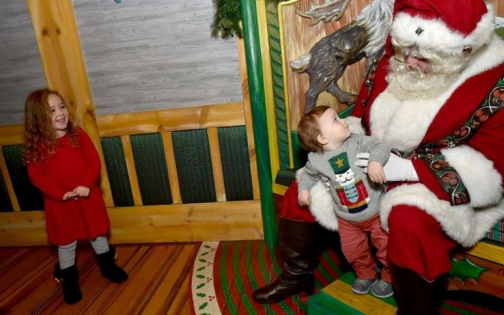 Ilustrativo: los huéspedes visitan a Santa en Macy's Herald Square Santaland el 17 de noviembre de 2017 en la ciudad de Nueva York. (Mike Coppola / Getty Images para Macy's / AFP)