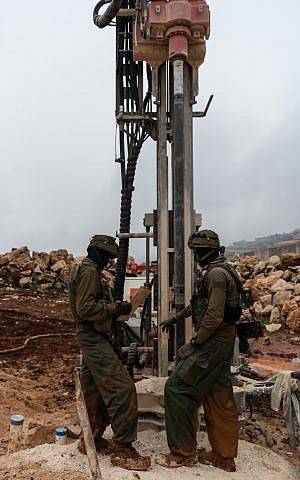 Las tropas de las FDI descubren un túnel que se adentra en el territorio israelí desde el sur del Líbano, que Israel dice que fue excavado por el grupo terrorista Hezbolá, el 11 de diciembre de 2018. (Fuerzas de Defensa de Israel)