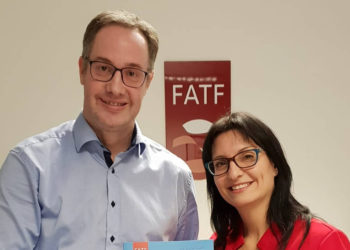 El secretario ejecutivo de la Fuerza de Tarea de Acción Financiera David Lewis (izquierda) posa con el Dr. Shlomit Wagman, jefe de la Autoridad de Prohibición de Lavado de Dinero y Financiamiento del Terror de Israel, con ocasión de la aceptación de Israel como miembro del GAFI, Tel Aviv, 10 de diciembre. 2018. (Ministerio de Justicia)