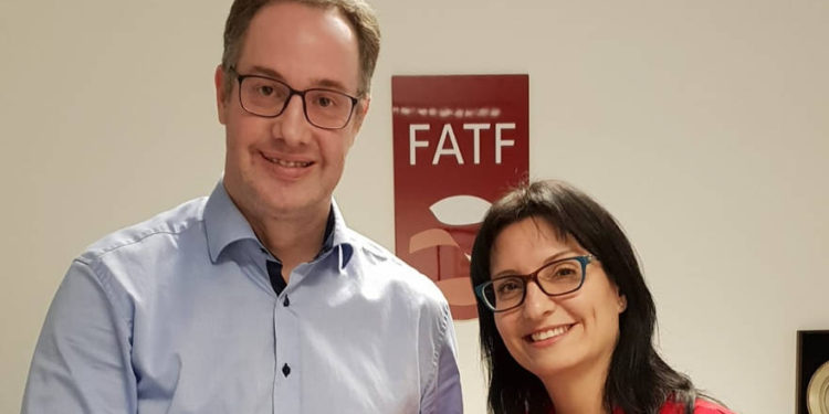 El secretario ejecutivo de la Fuerza de Tarea de Acción Financiera David Lewis (izquierda) posa con el Dr. Shlomit Wagman, jefe de la Autoridad de Prohibición de Lavado de Dinero y Financiamiento del Terror de Israel, con ocasión de la aceptación de Israel como miembro del GAFI, Tel Aviv, 10 de diciembre. 2018. (Ministerio de Justicia)