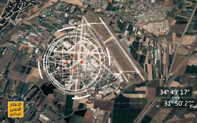 Una captura de pantalla de un video de advertencia emitido por Hezbolá aparentemente mostrando imágenes satelitales de una base aérea israelí superpuesta con un objetivo y sus coordenadas en el mapa. (Captura de pantalla / Youtube)