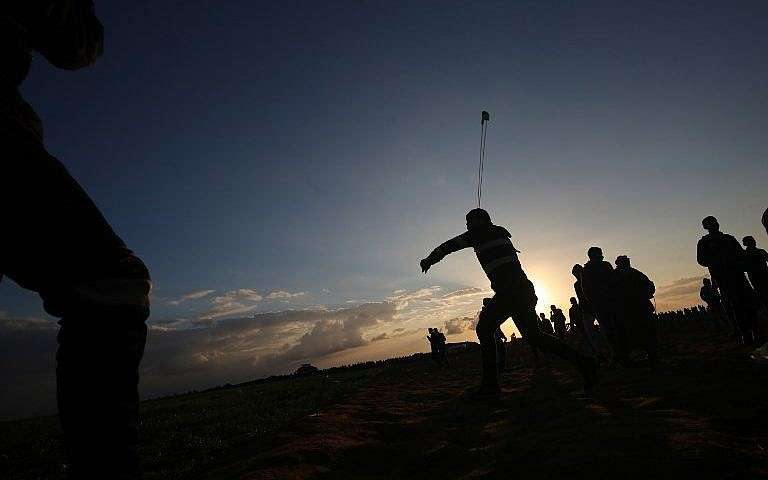 Un islamista palestino usa una honda para arrojar piedras durante la violenta manifestación islamista cerca de la frontera entre Israel y Khan Younis en el sur de la Franja de Gaza, el 21 de diciembre de 2018. (Said Khatib / AFP)