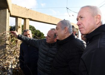 El primer ministro Benjamin Netanyahu (2da-R) recorre la frontera norte el 25 de diciembre de 2018 (Haim Tzach / GPO)