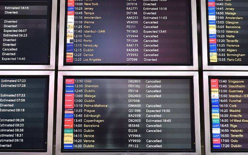 Un panel de información muestra las llegadas de vuelos programados cancelados y desviados en el aeropuerto de Londres Gatwick, al sur de Londres, el 20 de diciembre de 2018 después de que todos los vuelos fueron a tierra debido a dronesque volaban sobre el aeródromo. (Glyn Kirk / AFP)