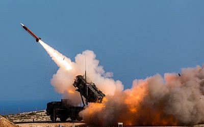 Ilustrativo. Los soldados alemanes asignados a Surface Air y Missile Defence Wing 1 disparan el sistema de armas Patriot en la Instalación de misiles de la OTAN, en Chania, Grecia, el 8 de noviembre de 2017. (Sebastian Apel / Departamento de Defensa de los EE. UU., Vía AP)