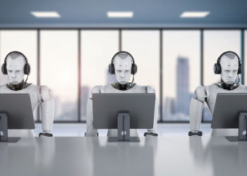 Robots que trabajan con auriculares y monitores (PhonlamaiPhoto, iStock by Getty Images