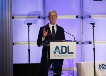 Presidente de Apple habla en hebreo durante su discurso en conferencia sobre antisemitismo