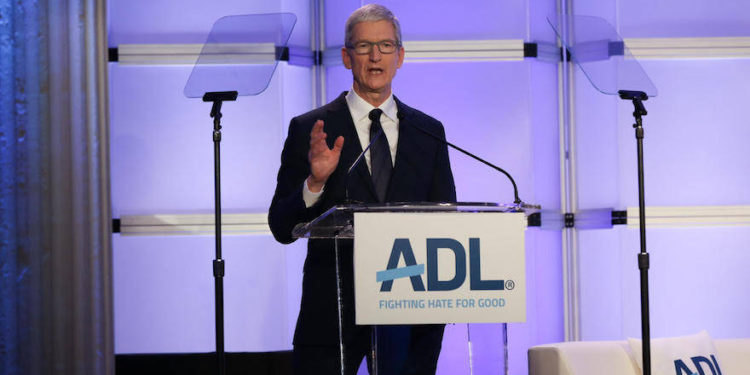 Presidente de Apple habla en hebreo durante su discurso en conferencia sobre antisemitismo