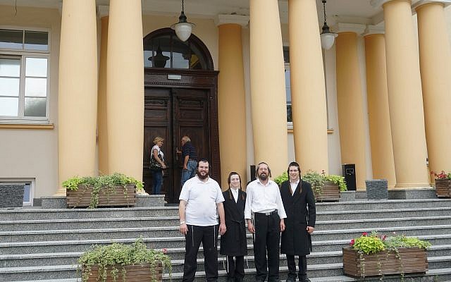 Yossi Blak, izquierda, y otros viajeros de Israel visitan el Hotel Ilan de Lublin, 5 de septiembre de 2018. (Cnaan Liphshiz / JTA)