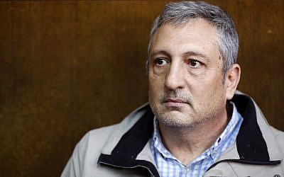 Nir Hefetz aparece en una corte de Tel Aviv el 22 de febrero de 2018. (AFP Photo / Jack Guez)