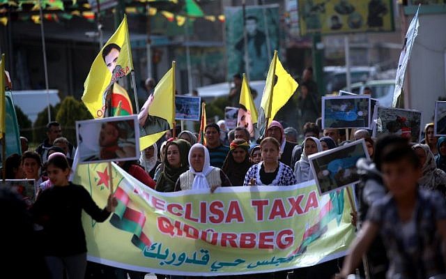 Sirios-kurdos se manifiestan en Qamishli contra combatientes liderados por turcos que tomaron el control de la ciudad siria noroccidental de Afrin desde las Unidades de Protección del Pueblo Kurdo (YPG) el 18 de marzo de 2018. (AFP PHOTO / DELIL SOULEIMAN)