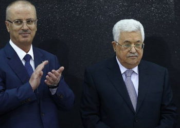 El presidente de la Autoridad Palestina, Mahmoud Abbas, derecha, y el primer ministro palestino, Rami Hamdallah, asisten a la presentación de los resultados preliminares del censo general de población, viviendas y establecimientos, en Ramallah, en Cisjordania, el 28 de marzo de 2018. (AFP / Abbas Momani )