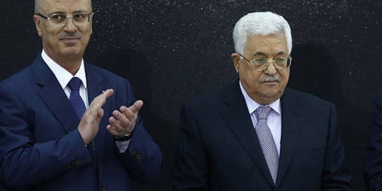 El presidente de la Autoridad Palestina, Mahmoud Abbas, derecha, y el primer ministro palestino, Rami Hamdallah, asisten a la presentación de los resultados preliminares del censo general de población, viviendas y establecimientos, en Ramallah, en Cisjordania, el 28 de marzo de 2018. (AFP / Abbas Momani )