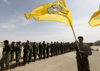 Los miembros de las Fuerzas Democráticas Sirias (SDF), entrenados por la coalición liderada por Estados Unidos, participan en la ceremonia de graduación de su primer regimiento en al-Kasrah, un suburbio de la ciudad oriental de Siria, Deir Ezzor, el 21 de mayo de 2018. ( Foto de AFP / Delil Souleiman)