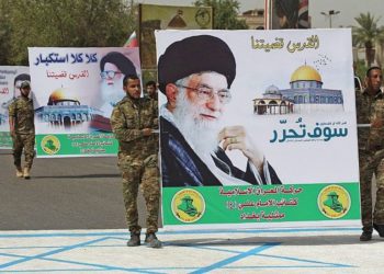 Milicianos chiítas portan un póster del líder supremo de Irán, el ayatolá Ali Khamenei, mientras pisaban un dibujo de una bandera israelí, durante un mitin del Día de Jerusalén en la capital iraquí de Bagdad el 8 de junio de 2018. (Foto de AFP / Ahmad Al-Rubaye)