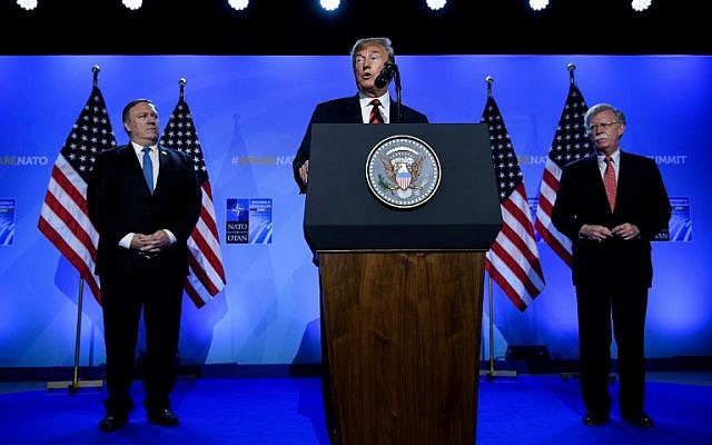 El presidente de los Estados Unidos, Donald Trump (C), está acompañado por el secretario de Estado de los Estados Unidos, Mike Pompeo (L), y el asesor de seguridad nacional de los Estados Unidos, John Bolton (R), durante su conferencia de prensa en el segundo día de la cumbre de la Organización del Tratado del Atlántico Norte (OTAN) en Bruselas, el 12 de julio de 2018. (AFP PHOTO / Brendan Smialowski)