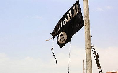 Ilustrativo. Un miembro de las Fuerzas Democráticas Sirias respaldadas por Estados Unidos que quita una bandera del Estado Islámico en la ciudad de Tabqa. (AFP Photo / Delil Souleiman)