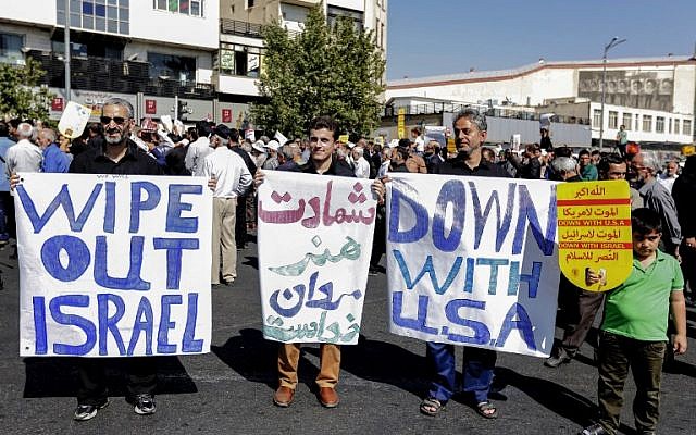 Los iraníes levantan letreros en contra de los Estados Unidos y en contra de Israel durante una manifestación después de la oración semanal del viernes musulmán en la capital, Teherán, el 28 de septiembre de 2018. (AFP / STRINGER)