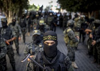 Miembros del grupo terrorista Jihad Islámico Palestino respaldado por Irán marchan durante un desfile militar en la ciudad de Gaza el 4 de octubre de 2018. (Foto de Anas Baba / AFP)