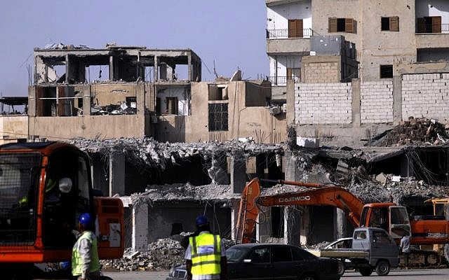 Las excavadoras limpian escombros en la ciudad siria de Raqqa el 18 de octubre de 2018. (Delil Souleiman / AFP)