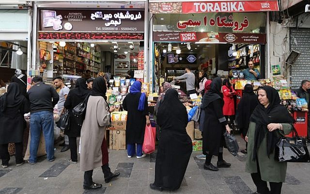 Los iraníes compran en el gran bazar de Teherán, la capital, el 3 de noviembre de 2018. (ATTA KENARE / AFP)