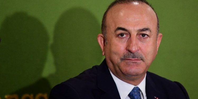 El ministro de Relaciones Exteriores de Turquía, Mevlut Cavusoglu, celebra una conferencia de prensa en Tokio el 6 de noviembre de 2018. (Martin BUREAU / AFP)