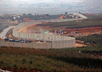 Esta fotografía tomada el 4 de diciembre de 2018 desde la aldea sur de Líbano, Kfar Kila, muestra una vista de la maquinaria israelí que opera detrás del muro fronterizo en Israel. (Ali Dia / AFP)