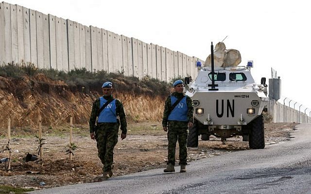 El 4 de diciembre de 2018, soldados de la Fuerza Provisional de las Naciones Unidas en el Líbano (FPNUL) patrullan a lo largo del muro fronterizo con Israel cerca de la aldea libanesa del sur de Kfar Kila. (Mahmoud Zayyat / AFP)