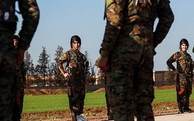 Combatientes de las unidades de protección de mujeres kurdas (YPJ) asisten al funeral de un combatiente árabe de las Fuerzas Democráticas Sirias (SDF) en la ciudad de Tal Tamr, en el campo de la provincia de Hasakeh, noreste de Siria, el 21 de diciembre de 2018. (Delil Souleiman / AFP )