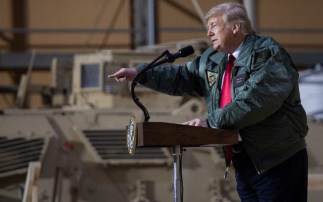 El presidente de los Estados Unidos, Donald Trump, habla a los miembros del ejército estadounidense durante un viaje inesperado a la Base Aérea Al Asad en Irak el 26 de diciembre de 2018. (Saul Loeb / AFP)