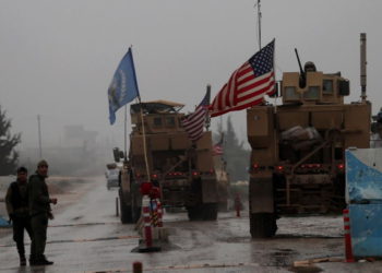 Una línea de vehículos militares de Estados Unidos atraviesa un puesto de control de las Fuerzas de Seguridad Internas en Manbij cuando se dirigen a su base en las afueras de la ciudad del norte de Siria el 30 de diciembre de 2018. (Delil SOULEIMAN / AFP)