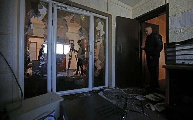 Un empleado de las estaciones de radio y televisión administradas por la Autoridad Palestina inspecciona los daños en uno de los estudios el 4 de enero de 2019, luego de que hombres armados allanaron el edificio en la ciudad de Gaza. (Dijo Khatib / AFP)