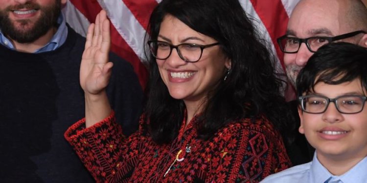 Judíos en Twitter no están impresionados con el saludo de Tlaib por Jánuca