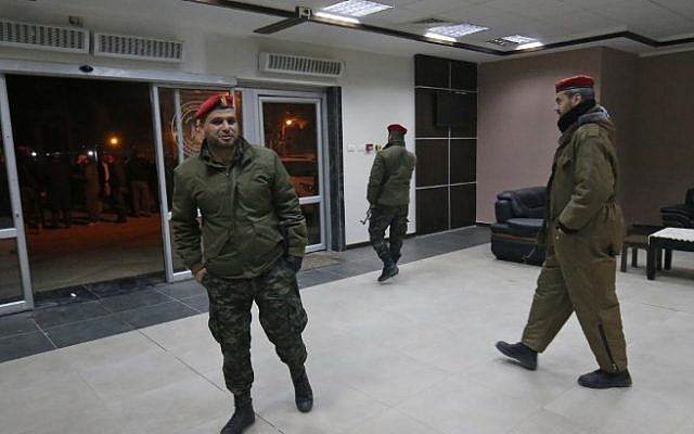 Las fuerzas de seguridad palestinas leales a Hamás caminan en el cruce fronterizo de Rafah con Egipto el 7 de enero de 2019. (Dijo KHATIB / AFP)