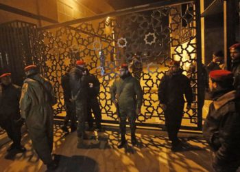 Las fuerzas de seguridad palestinas leales a Hamas (R) montan guardia fuera del cruce fronterizo de Rafah con Egipto, minutos antes de que la Autoridad Palestina retire a su personal (L) del cruce fronterizo de Rafah con Egipto el 7 de enero de 2019. (Foto de SAID KHATIB / AFP )