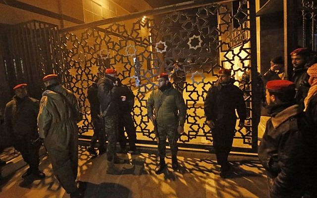 Las fuerzas de seguridad palestinas leales a Hamás (R) montan guardia fuera del cruce fronterizo de Rafah con Egipto, justo unos minutos antes de que la Autoridad Palestina retire a su personal (L) del cruce fronterizo de Rafah con Egipto el 7 de enero de 2019. (Dijo KHATIB / AFP)