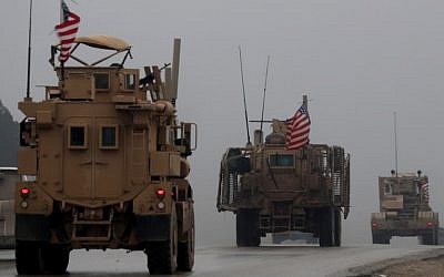 En esta foto del 30 de diciembre de 2018, se muestra una línea de vehículos militares estadounidenses en la ciudad de Manbij, en el norte de Siria. (Delil Souleiman / AFP)