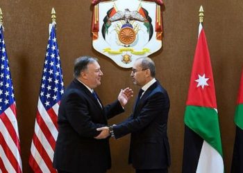 El Secretario de Estado de los Estados Unidos, Mike Pompeo (L), se reúne con el Ministro de Relaciones Exteriores de Jordania, Ayman Safadi, en Ammán el 8 de enero de 2019. (ANDREW CABALLERO-REYNOLDS / POOL / AFP)