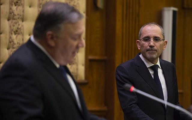 El Secretario de Estado de los EE. UU., Mike Pompeo (L), celebra una conferencia de prensa con el Ministro de Relaciones Exteriores de Jordania, Ayman Safadi, en Ammán el 8 de enero de 2019 (ANDREW CABALLERO-REYNOLDS / POOL / AFP)