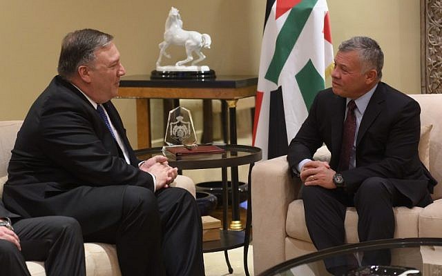 El Secretario de Estado de los EE. UU., Mike Pompeo (L), se reúne con el Rey Abdullah de Jordania (R) durante su visita a Ammán el 8 de enero de 2019. (Andrew Caballero-Reynolds / Pool / AFP)