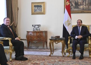 El secretario de Estado estadounidense, Mike Pompeo, se reúne con el presidente egipcio, Abdel Fattah el-Sissi, en El Cairo, el 10 de enero de 2019. (ANDREW CABALLERO-REYNOLDS / POOL / AFP)