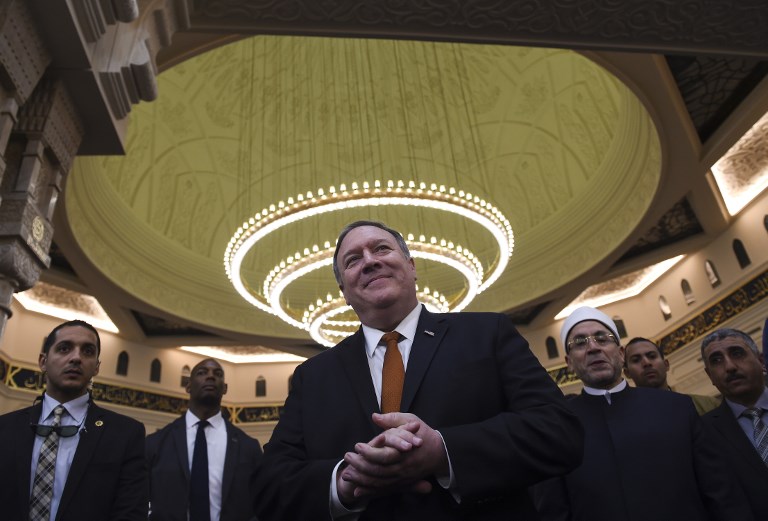 El Secretario de Estado de los EE. UU., Mike Pompeo, habla a la prensa durante una visita a la recién inaugurada mezquita Al-Fattah Al-Alim en la Nueva Capital Administrativa de Egipto, el 10 de enero de 2019 (ANDREW CABALLERO-REYNOLDS / POOL / AFP)